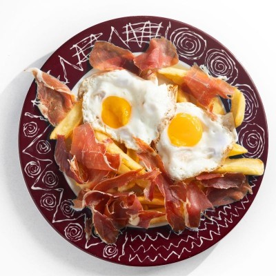 Huevo con patatas y jamón